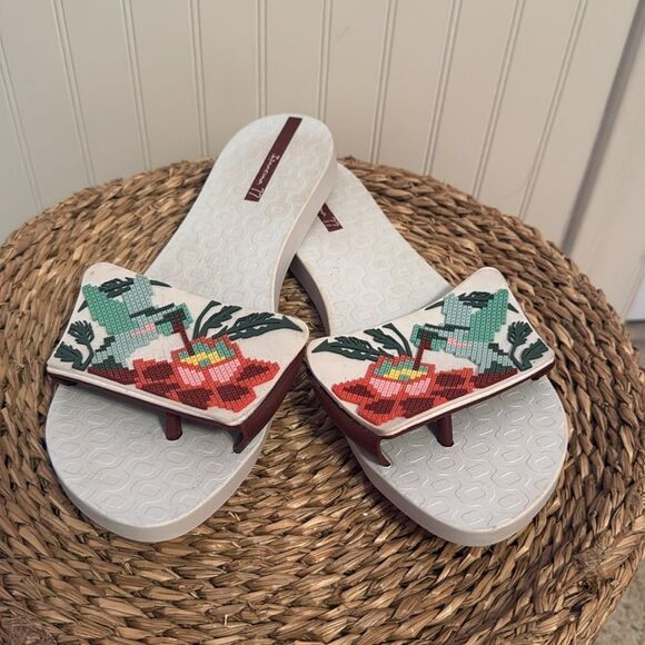 Ipanema Women's White and Green Flip Flops - Picture 1 of 6